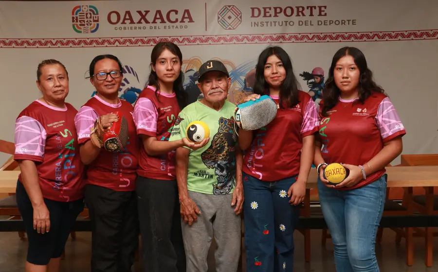 Una de las quintas femeniles participantes posa para la foto antes de su competencia en el tradicional juego de Pelota Mixteca en Oaxaca.