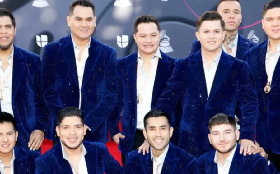 Rafa González, vocalista de Banda Los Recoditos, anuncia una pausa en su carrera para atender su salud mental por depresión y ansiedad.