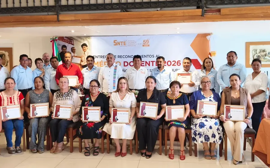 Un grupo de maestras y maestros de Valles Centrales reciben un reconocimiento por sus 20, 30 y más de 40 años de servicio.
