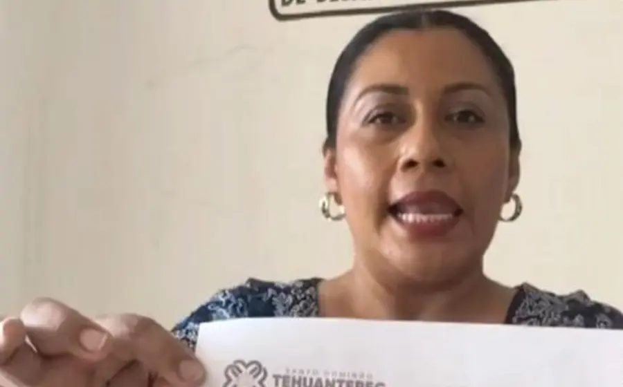 Regidoras de Tehuantepec exhiben documentos oficiales con presunta falsificación de firmas y sellos durante una denuncia pública sobre anomalías en el ayuntamiento.