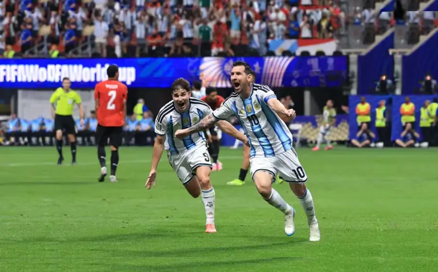 Lionel Messi celebra con la selección de Argentina tras conseguir la remontada histórica que los clasifica a los Cuartos de Final.