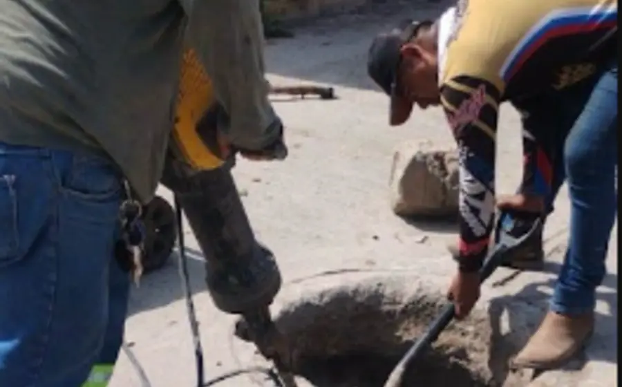 Trabajadores reponen tapas y brocales del sistema de drenaje en Juchitán como parte del plan de contingencia para prevenir accidentes e inundaciones.