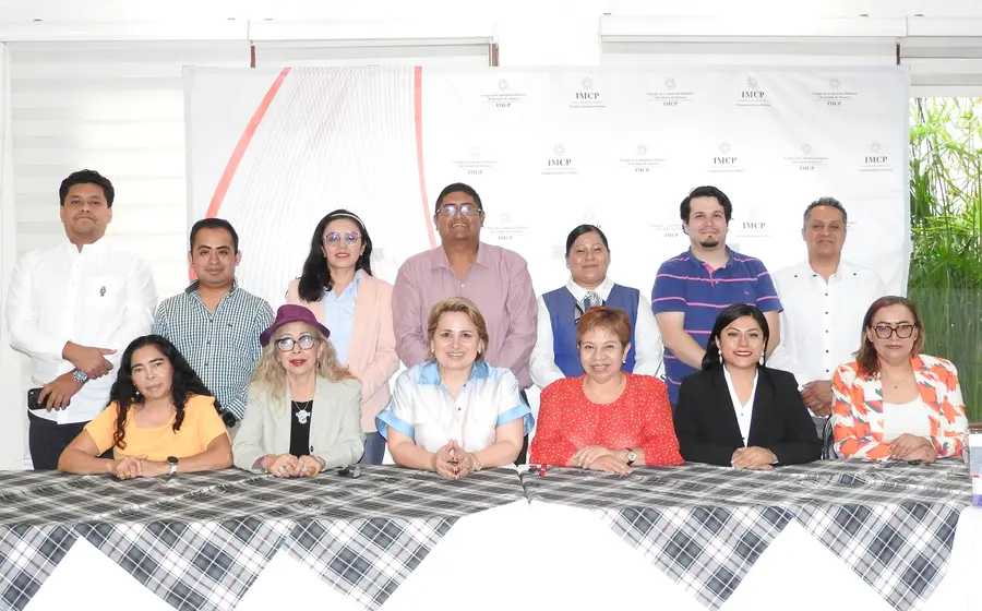 Ludivina Leija Rodríguez y Lilia Hernández Díaz, presidentas de contadores, posan sentadas durante su reunión con socios del Colegio de Contadores de Oaxaca.