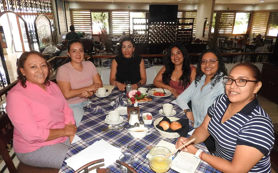 Judith Morales Rodríguez, Paulina Martínez Murcio, Tania Luna Alvarado, Leslie Carriedo, Montserrat López y Citlalli Maldonado posan juntas durante una reunión social.