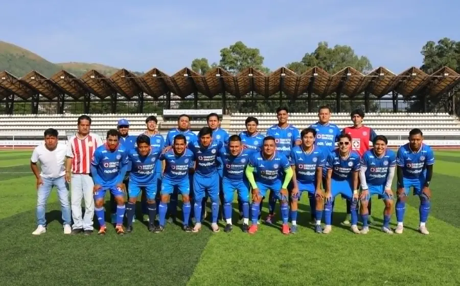 El equipo de fútbol Revolución celebra su victoria al consagrarse campeón de la categoría Mayor B tras la final del torneo.