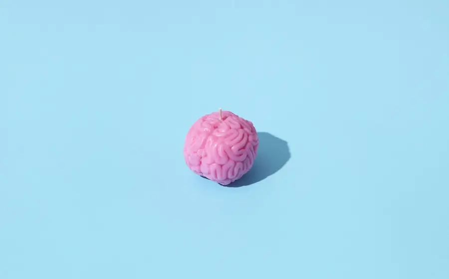 Ilustración de un cerebro humano para el Día Mundial del Cerebro, que representa los efectos de los videos cortos en la atención y memoria.