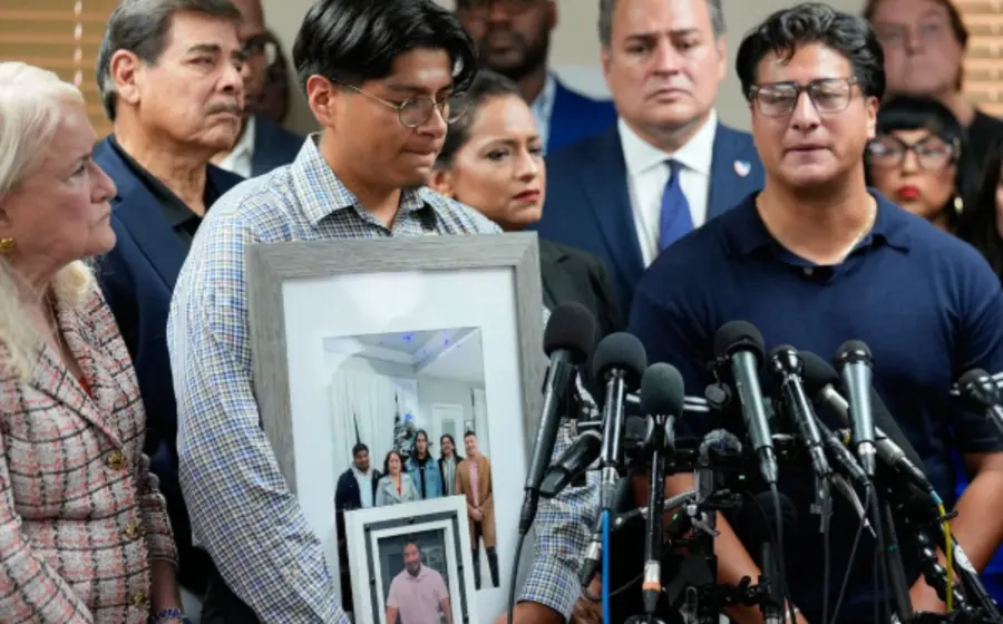 Ronaldo Salgado, a la izquierda, durante una conferencia de prensa donde familiares exigen esclarecer la muerte de un mexicano a manos del ICE.