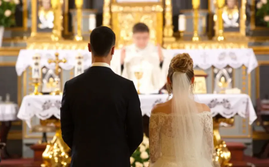 Una imagen simbólica que representa el Sacramento del Matrimonio, donde la unión de una pareja se forja día a día de la mano de Dios.