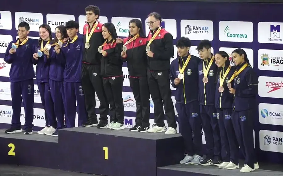 La nadadora mexicana Sahara Monroy celebra su victoria tras conseguir la medalla de oro para México en los Juegos Panamericanos.