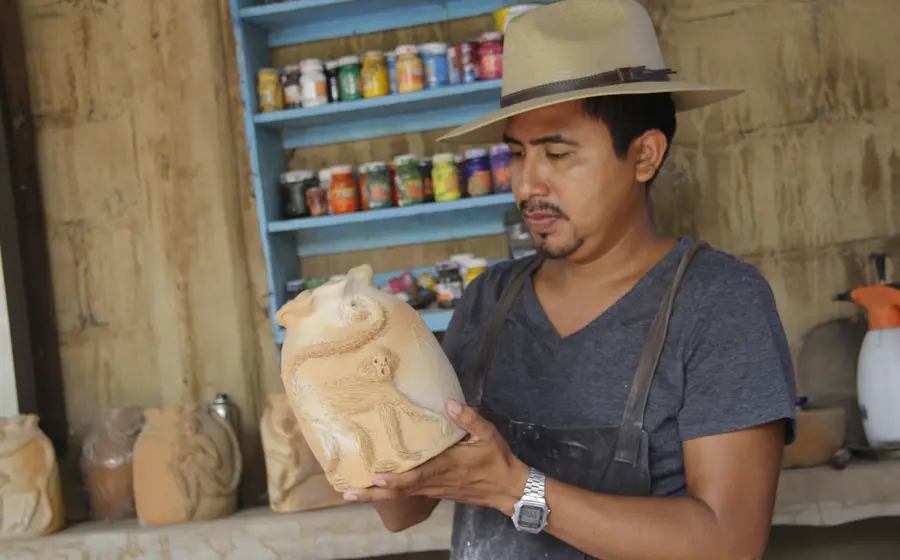 El artista visual Sam Gutiérrez, quien imparte un curso de modelado para promover la tradición alfarera en la comunidad de Tehuantepec.