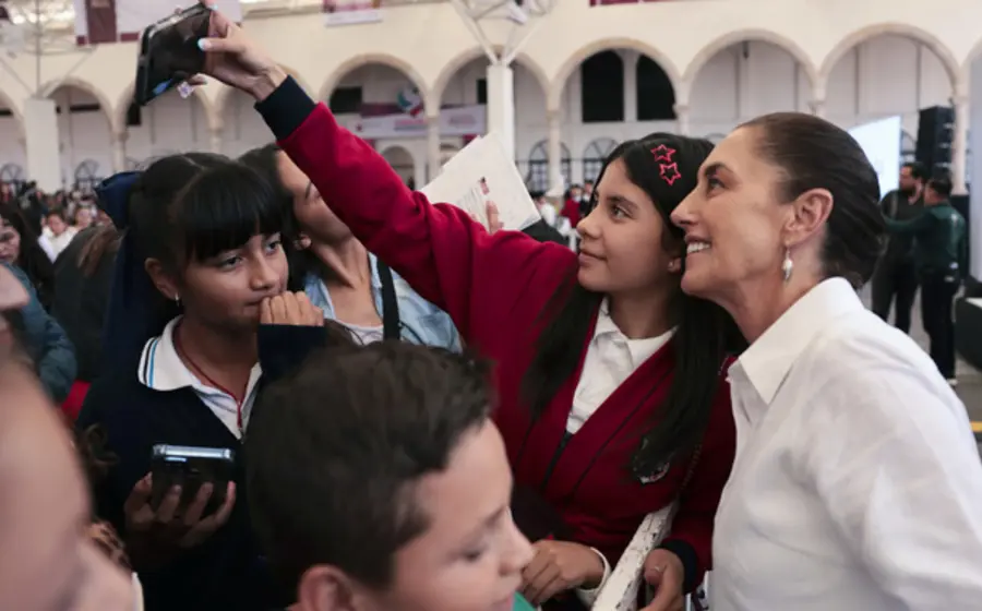 Claudia Sheinbaum anuncia la Beca Gertrudis Bocanegra para Zacatecas, un apoyo económico que cubrirá los gastos de transporte de estudiantes.