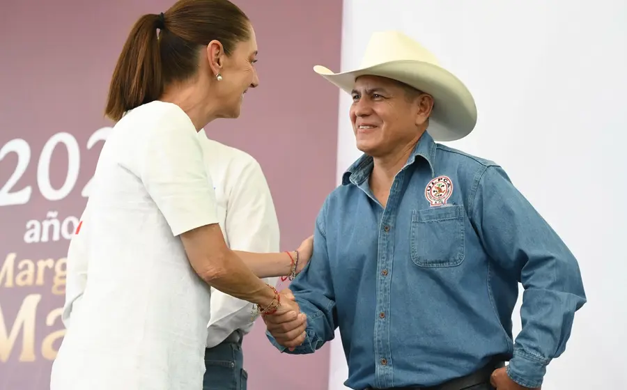 Claudia Sheinbaum entrega personalmente fertilizantes y apoyos de programas gubernamentales a productores de caña de azúcar en el estado de Morelos.