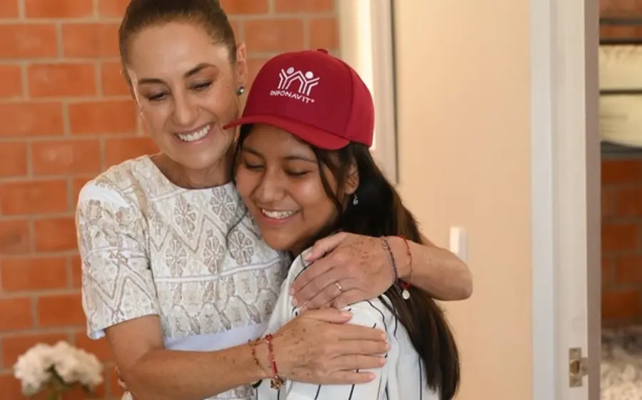 Claudia Sheinbaum durante un evento público en Cuautla, Morelos, encabezando la entrega de viviendas y escrituras a familias como parte de nuevas acciones sociales.