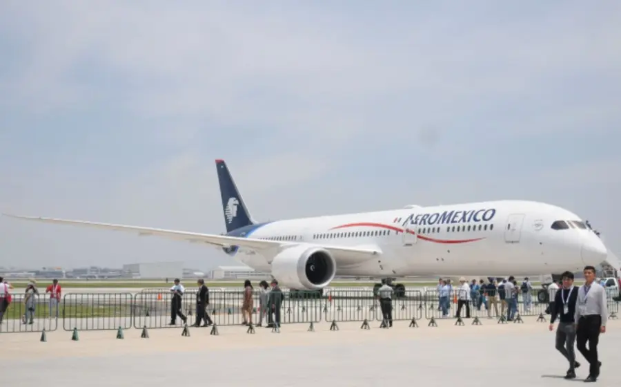 Miembros del sindicato ASSA durante negociaciones contractuales con Aeroméxico, donde mantienen la amenaza de huelga para buscar mejores condiciones laborales.