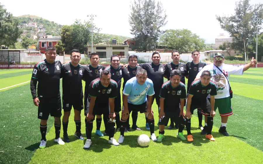El equipo de Sitio Libertad celebra con alegría su tercer e importante triunfo, posando juntos para una foto después del partido.
