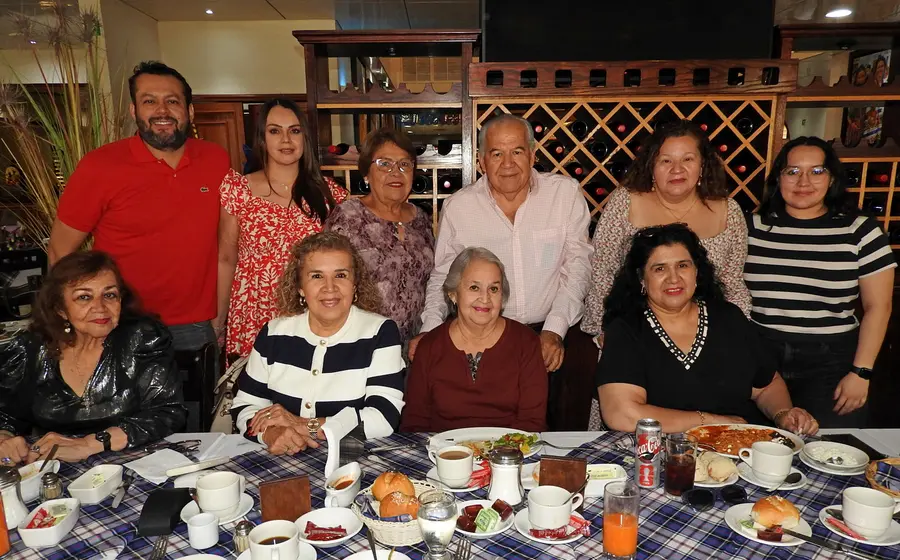 Soledad Rueda Contreras, sentada al centro, celebra su cumpleaños rodeada del amor y los abrazos de su hermosa familia durante el festejo.