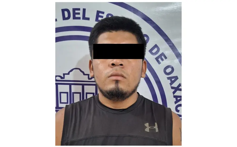 Un hombre es presentado tras su detención en Pinotepa Nacional, siendo señalado como presunto responsable del delito de narcomenudeo.