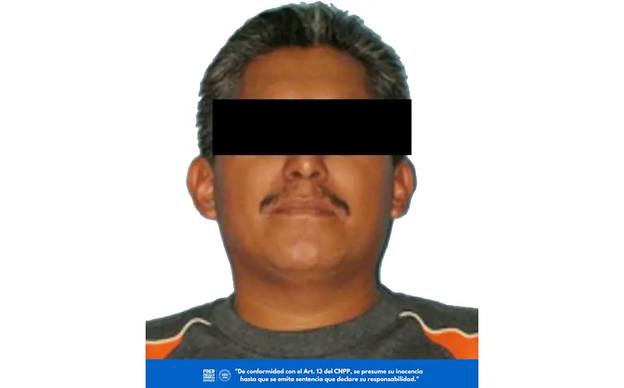 Un supervisor escolar es fotografiado durante la audiencia judicial en la que fue vinculado a proceso por el delito de pederastia por omisión.