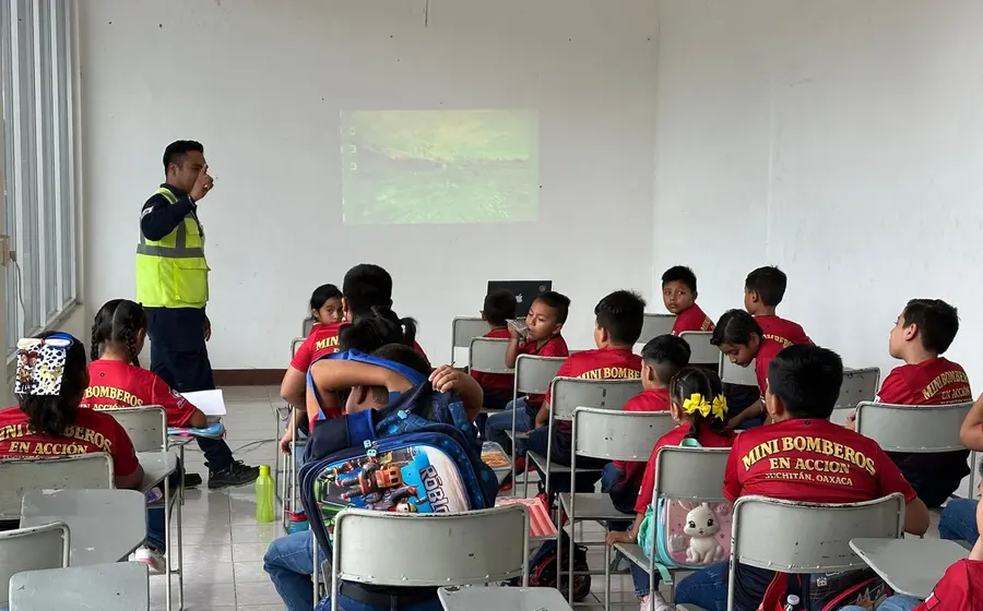 Un grupo de niños y niñas participa en la nueva edición del taller 'Mini Bomberos' en Juchitán, donde aprenderán a actuar ante emergencias.