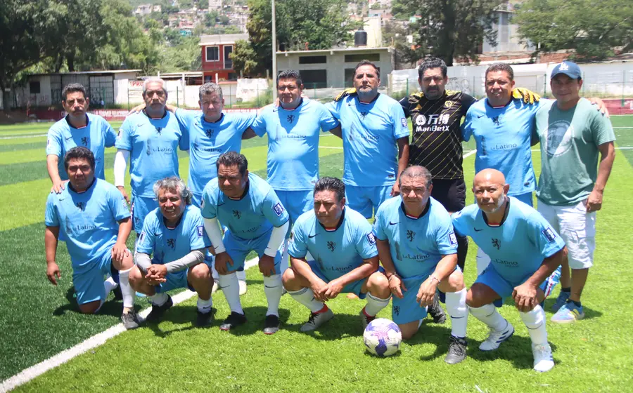 El equipo de taxis Sitio Antequera posa para una foto de grupo, reafirmando su liderato y dominio en la competencia local.