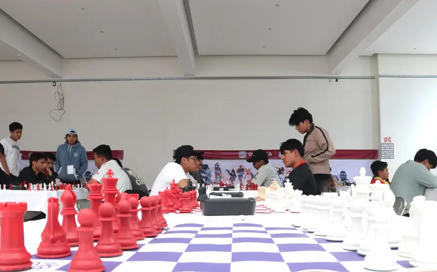 Jugadores de ajedrez concentrados durante una partida de la XL Copa Benito Juárez, torneo que se celebra bajo el sistema suizo a seis rondas.