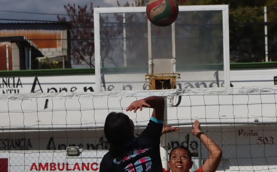 Jugadores compiten en un intenso partido durante el torneo de voleibol de alto calibre que se celebra en Santiago Juxtlahuaca, Oaxaca.