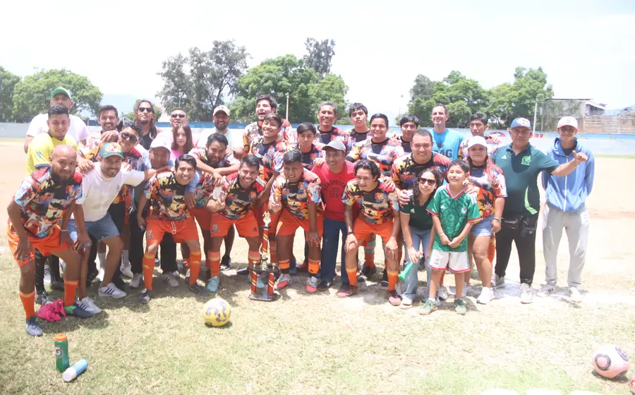El equipo de fútbol Transformación Steuabjo celebra su victoria tras coronarse bicampeón del torneo de la categoría Mayor A.