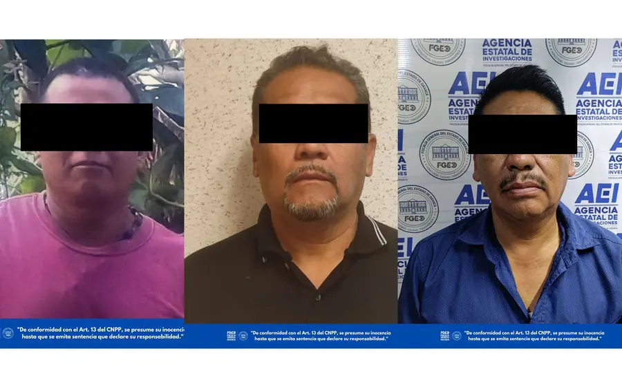 Tres de los cuatro presuntos agresores sexuales que fueron detenidos, siendo presentados por las autoridades correspondientes tras su captura.