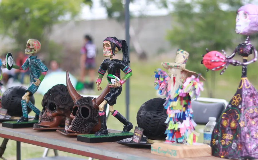 Los trofeos del torneo Rugby Guelaguetza, que presentan diseños artesanales alusivos a la rica cultura oaxaqueña, listos para la premiación.