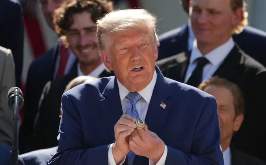 El presidente Donald Trump, quien impuso un nuevo arancel del 10 por ciento a productos de 60 países, incluyendo a México.