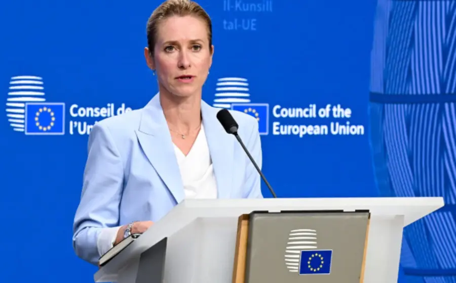Símbolo de la Corte Penal Internacional (CPI) con la bandera de la Unión Europea de fondo, representando el apoyo a su independencia.