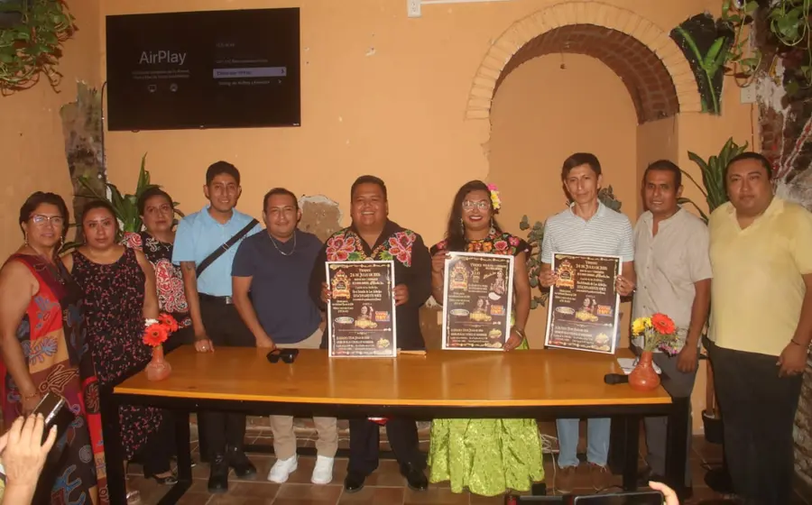 Integrantes de la comunidad muxe, ataviados con sus trajes de gala, se preparan para la celebración de la Internacional Vela Imperial en Oaxaca.