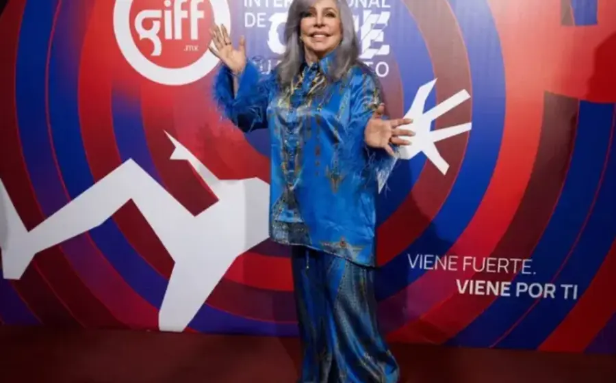 La reconocida actriz Verónica Castro en un retrato para su nuevo proyecto en ViX, donde revelará momentos inéditos de su trayectoria y vida.