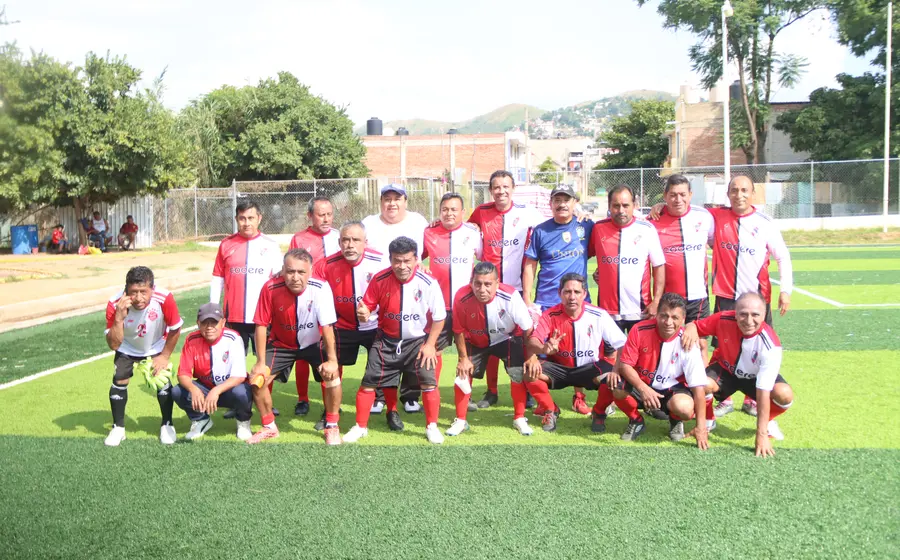 Jugadores del equipo Unión de la liga de veteranos celebran durante el partido donde consiguieron una abultada victoria contra el Poder Judicial.