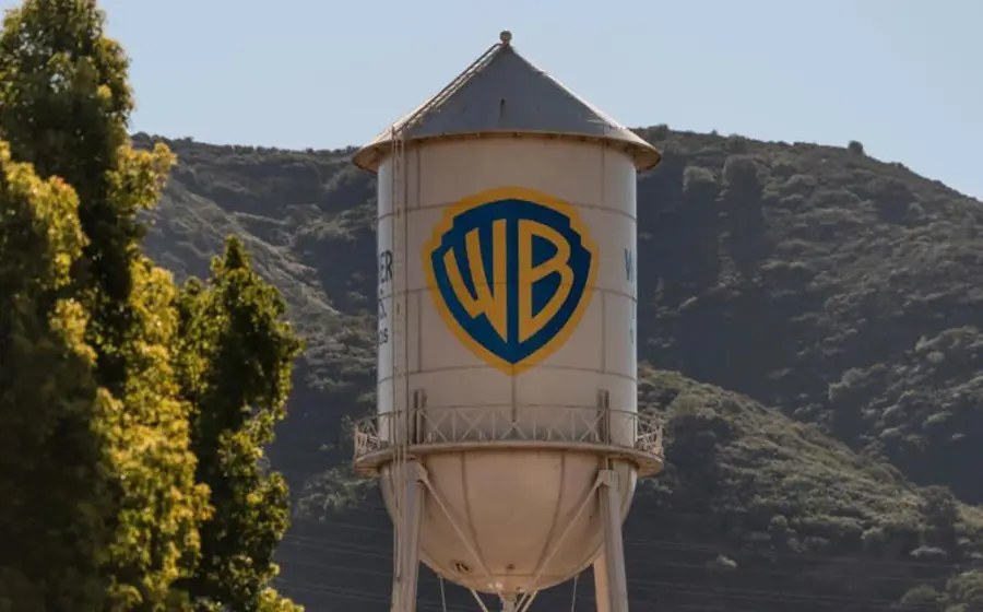 El sindicato WGA busca bloquear la fusión entre Paramount y Warner, advirtiendo que la operación podría reducir empleos y salarios en la industria.