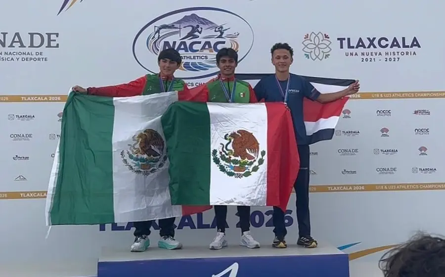 El atleta Zarek Elías García celebra en lo más alto del podio tras ganar la medalla de oro en la competencia NACAC.