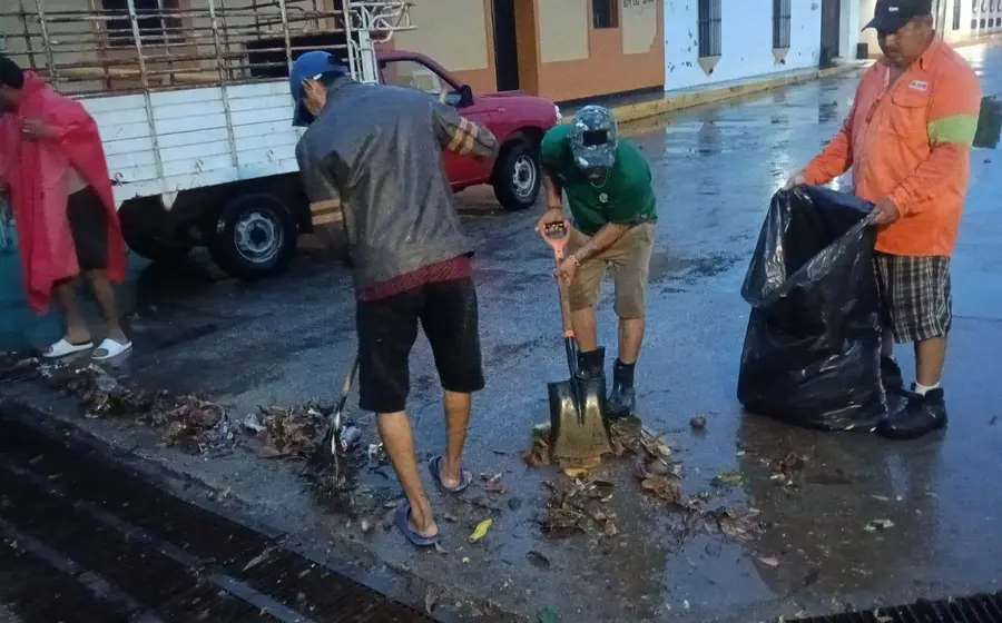Autoridades piden evitar tirar basura en calles y alcantarillas.
