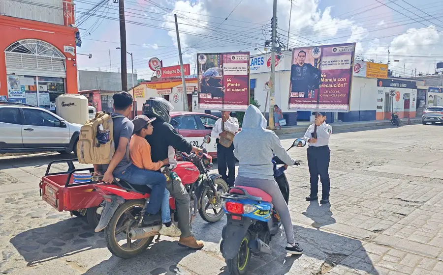  Los agentes exhortan a madres, padres y tutores a evitar llevar a menores de edad.