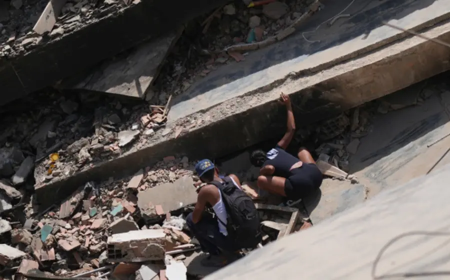 Equipos de rescate trabajan sin descanso entre los escombros buscando sobrevivientes tras el devastador terremoto que afectó a Venezuela.