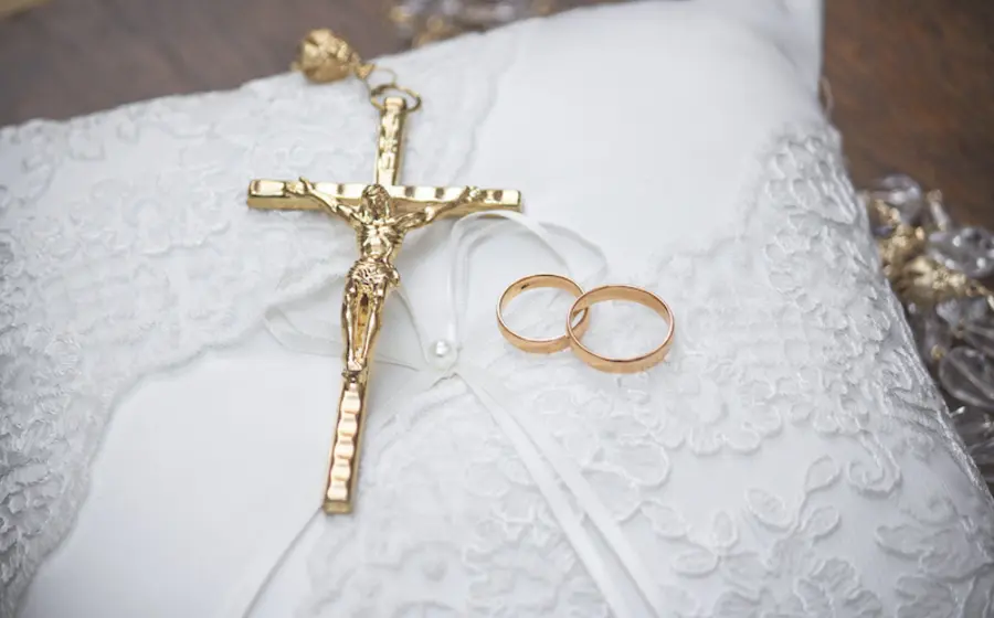 Una imagen conceptual que representa la sentencia de nulidad matrimonial, proceso legal que permite a una persona la posibilidad de contraer un nuevo matrimonio.