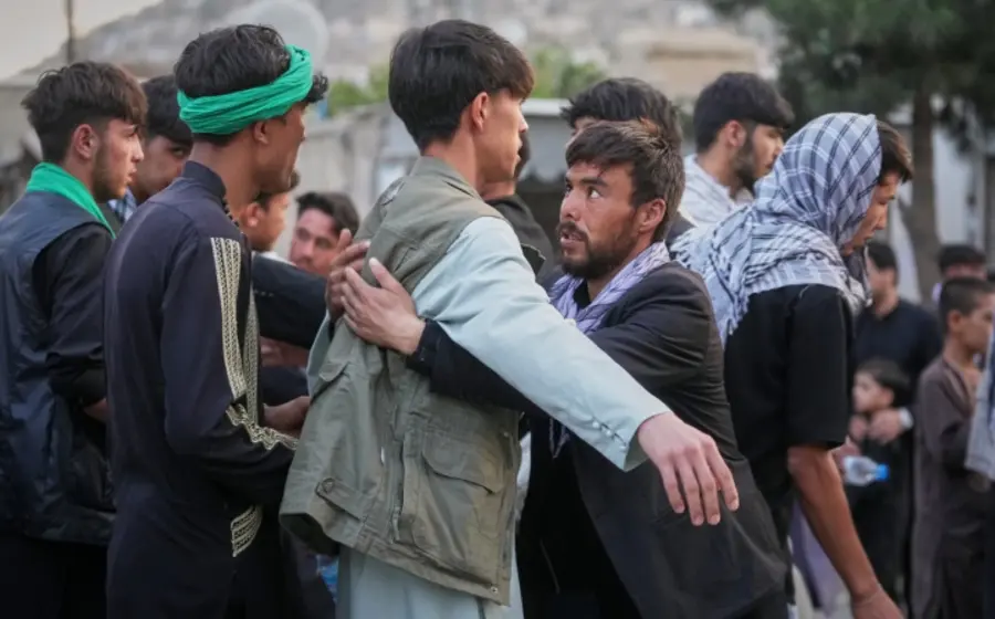 Un grupo de residentes se encuentra en la calle como medida de precaución después del sismo de magnitud 6.1 en Pakistán y Afganistán.