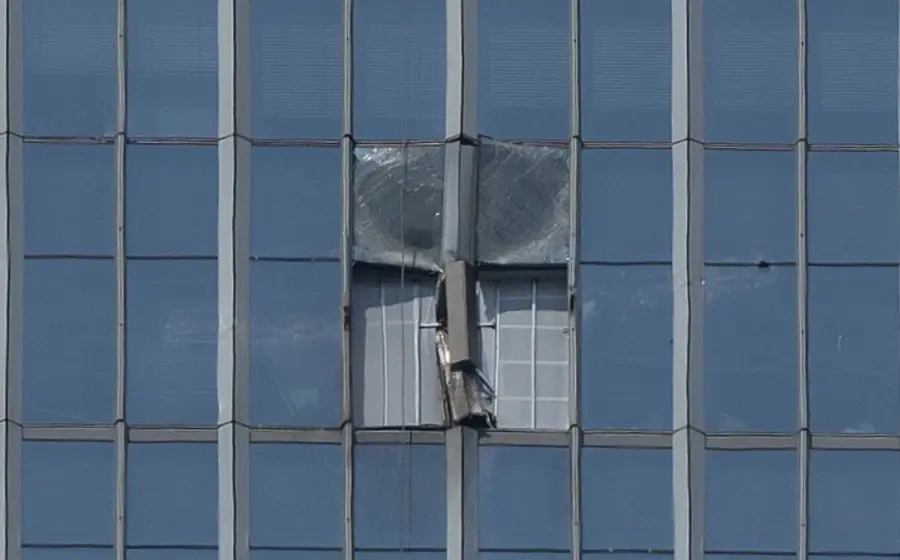 Escena del inusual accidente aéreo ocurrido en la Torre CITIC, en el corazón de Pekín, el cual está siendo investigado por las autoridades.