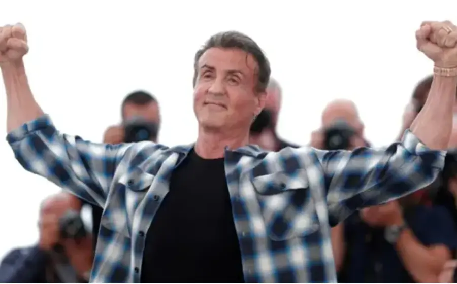 Retrato del icónico actor Sylvester Stallone, el hombre detrás de los legendarios personajes de Rocky y Rambo, cuya carrera redefinió el cine de acción.