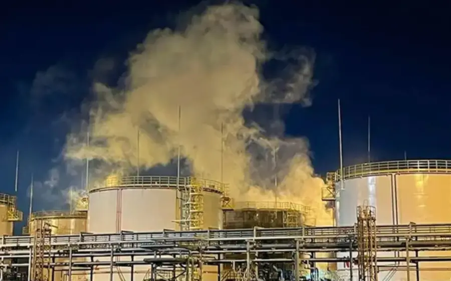 Se reportaron incendios en una refinería y en un depósito de combustible.