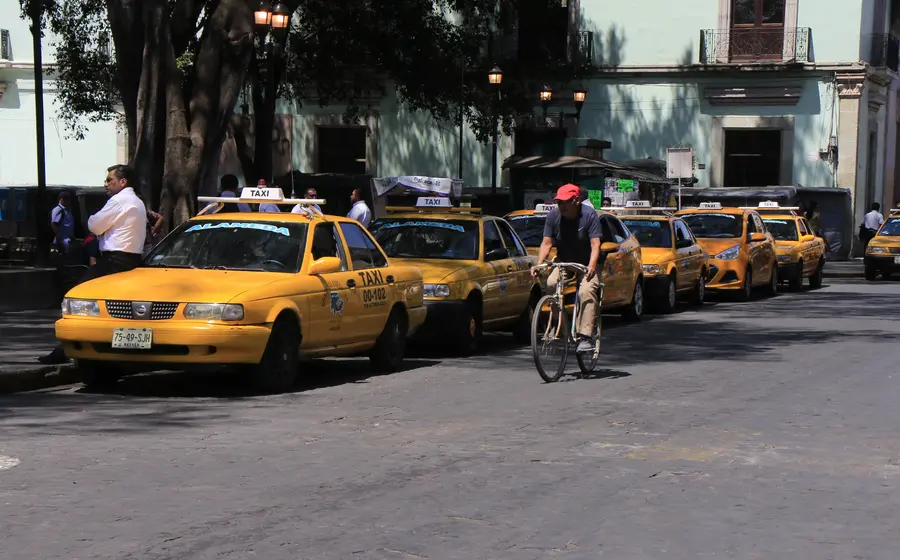 Los taxis amarillos se modernizan: lanzan aplicación para pedir viajes en Oaxaca.