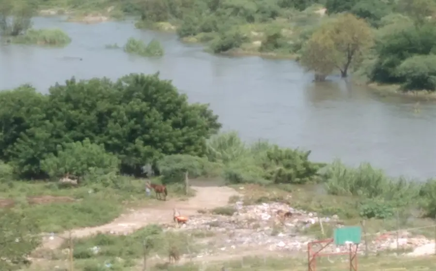 El afluente recibe basura y descargas residuales.