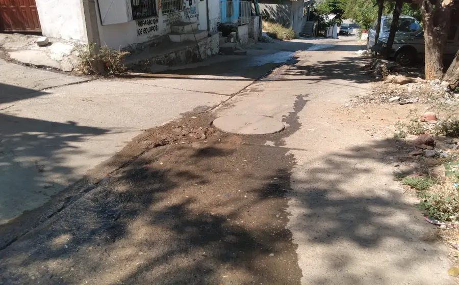 Aguas negras brotan de registros y alcantarillas tras las lluvias.