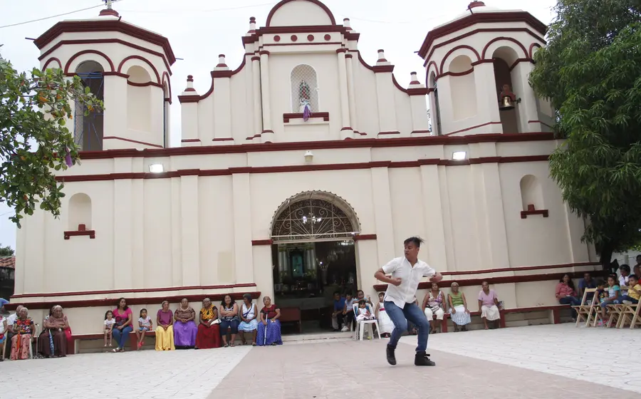 La celebración fusiona religiosidad y cultura popular. 