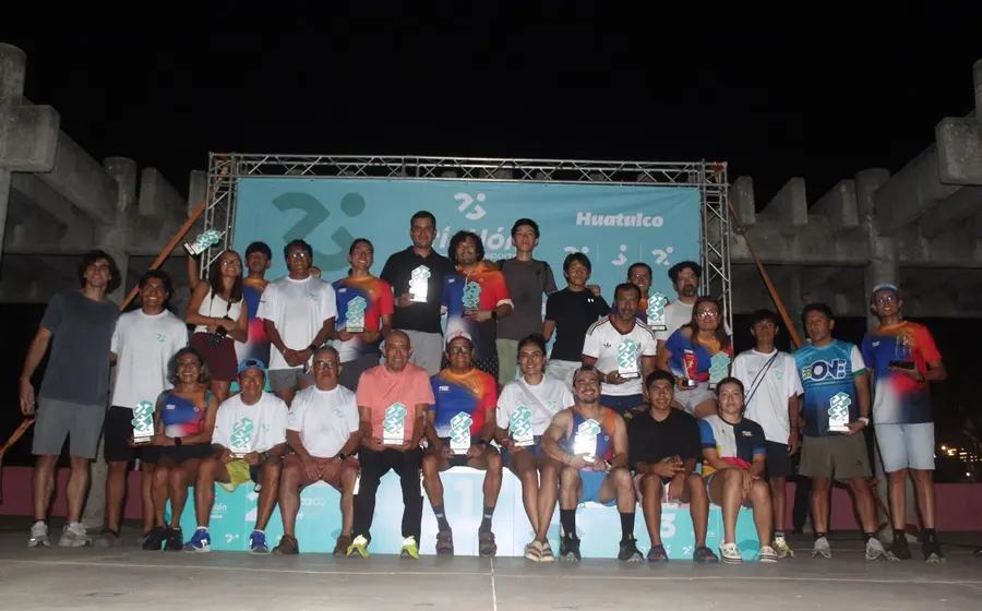 Cargados de trofeos los atletas de Be One Multisport en el As Tri Huatulco 2026.