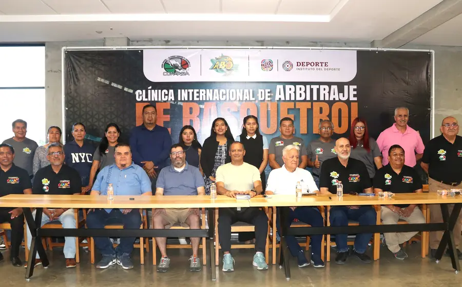 Directivos y árbitros presentes en la presentación, en la conferencia de prensa.